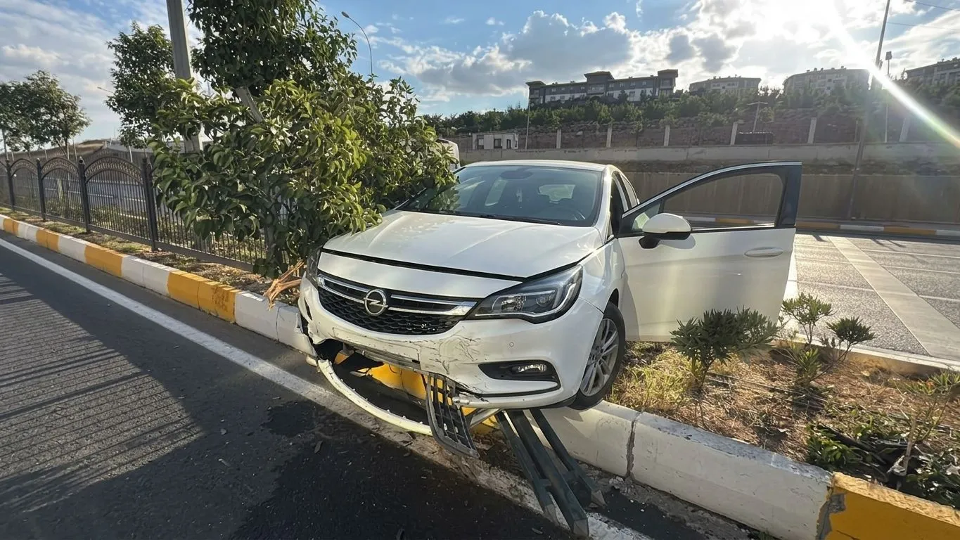 ŞANLIURFA KARAKÖPRÜ’DE OTOMOBİL ORTA REFÜJE ÇARPARAK ASILI KALDI